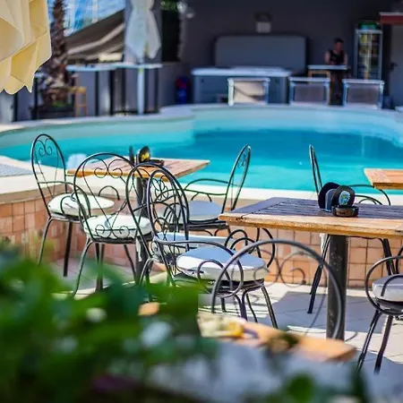 Hotel Lumbarda 3*