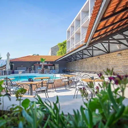 Hotel Lumbarda لومباردا