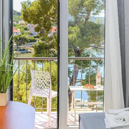 Ξενοδοχείο Hotel Lumbarda Λομπάρδα