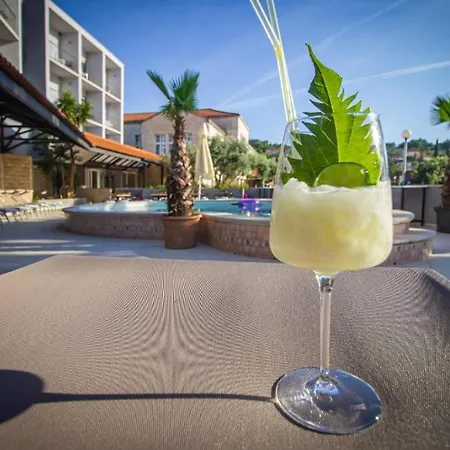 Hotel Lumbarda فندق 3*