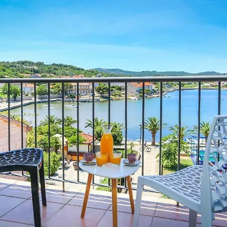 فندق Hotel Lumbarda لومباردا