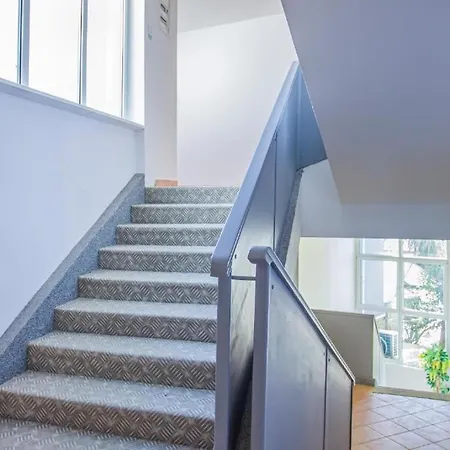 Hotel Lumbarda فندق 3*