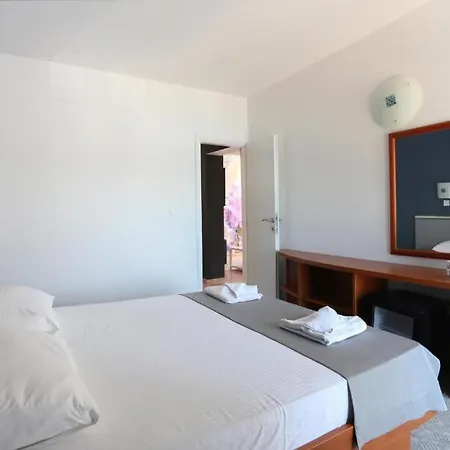 فندق Hotel Lumbarda لومباردا