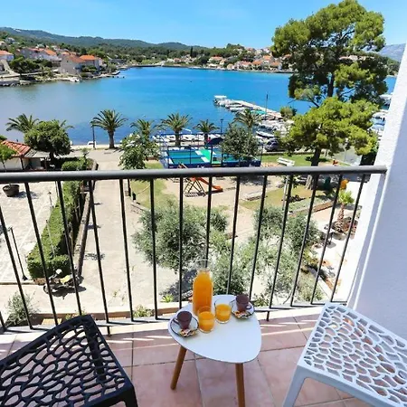 فندق Hotel Lumbarda لومباردا