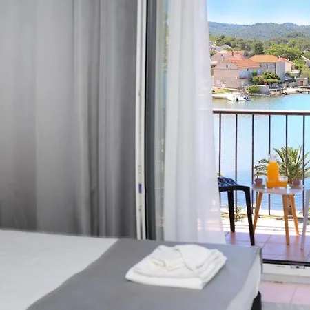 Hotel Lumbarda 鲁巴达