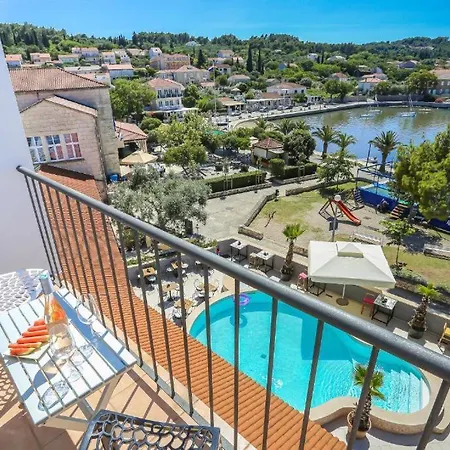 Hotel Lumbarda 3*