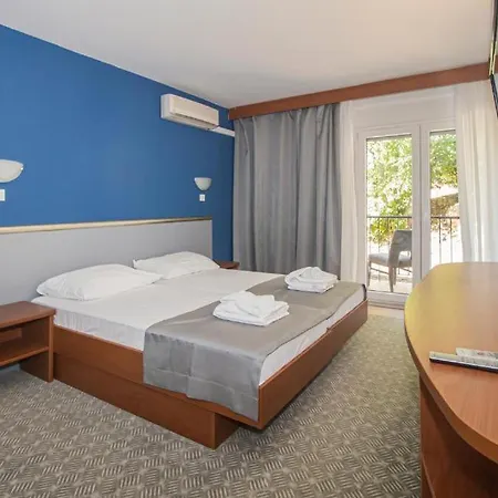 Hotel Lumbarda 3* 鲁巴达