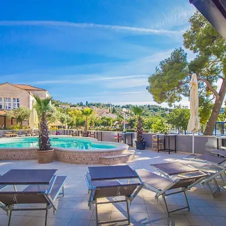 Hotel Lumbarda لومباردا