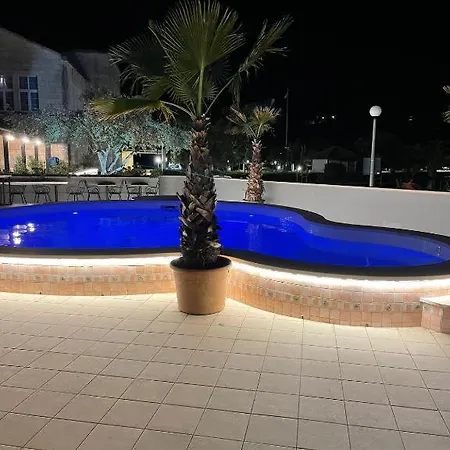 Hotel Lumbarda 호텔 3*