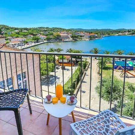 Hotel Lumbarda Hotel 3*