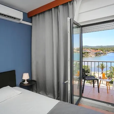 Hotel Lumbarda 3* 鲁巴达