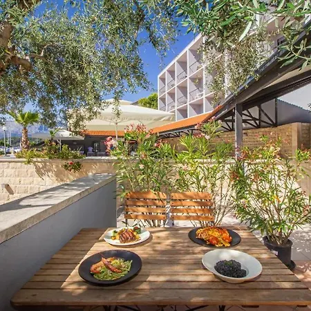 Hotel Lumbarda فندق لومباردا