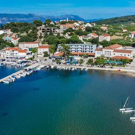 Hotel Lumbarda فندق 3*