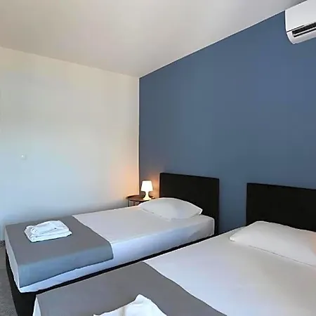 호텔 Hotel Lumbarda 3*