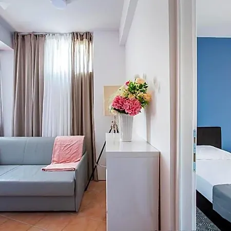 Hotel Lumbarda 호텔 3*