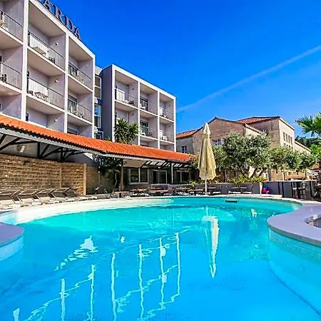 酒店 Hotel Lumbarda 鲁巴达