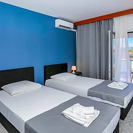 Hotel Lumbarda 3*