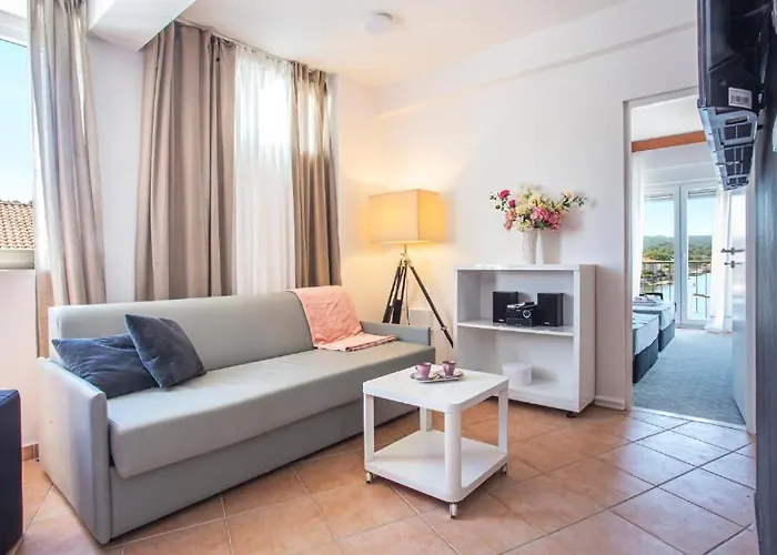 Hotel Lumbarda Hotel 3*