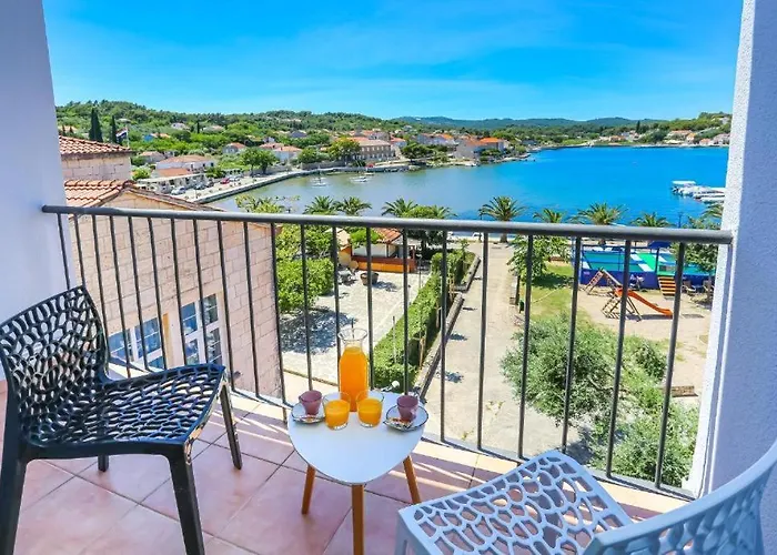 Hotel Lumbarda Hotel 3*